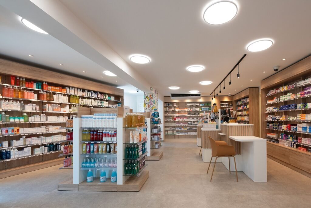 Rénovation complète d&rsquo;une pharmacie en site occupé — photo 3